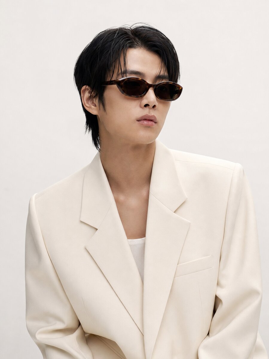 오벌 토트를 착용한 모델