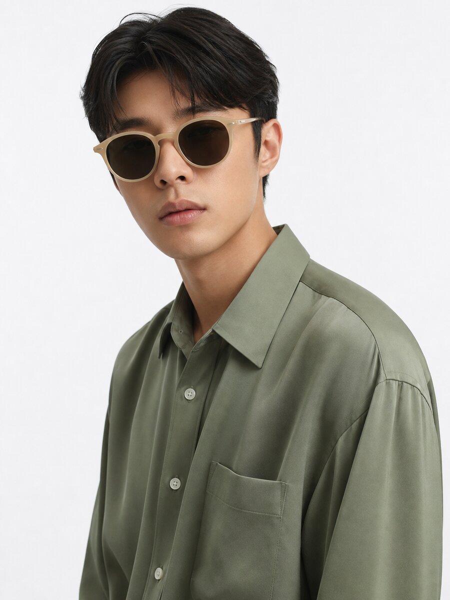 크림 문을 착용한 모델